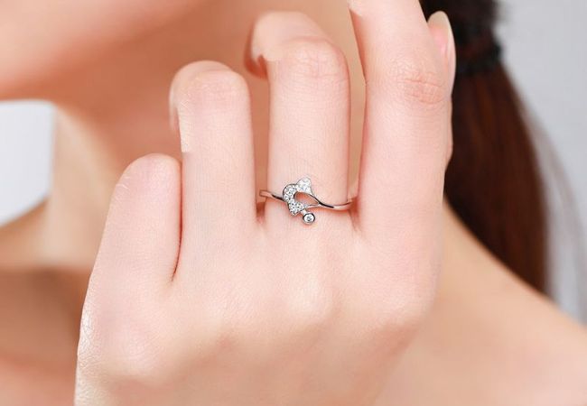 Cubic Zirconia Rings Wearing